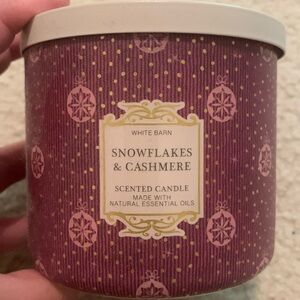Bath & Body Works Snowflakes and Cashmere candle (2023)